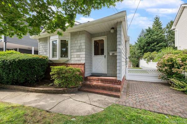 1915 Carroll AVE, Merrick, NY 11566
