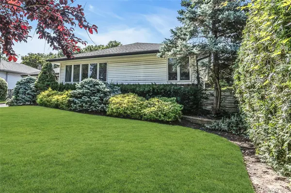 24 Lewis LN, Port Washington, NY 11050
