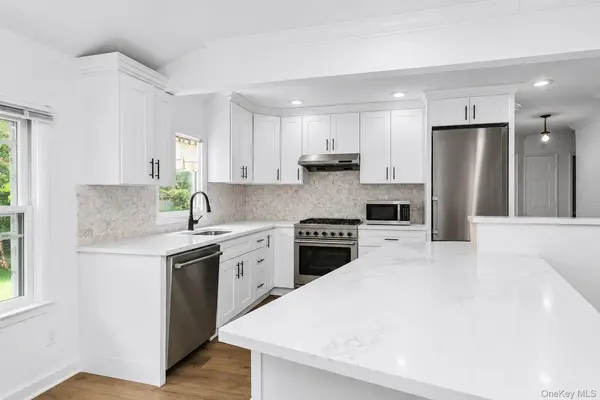 24 Lewis LN, Port Washington, NY 11050