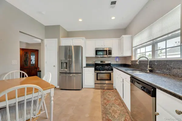 533 Highland CT, Moriches, NY 11955