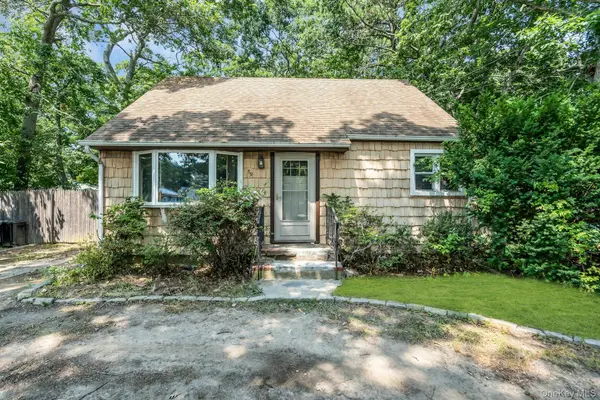 59 Probst DR, Shirley, NY 11967
