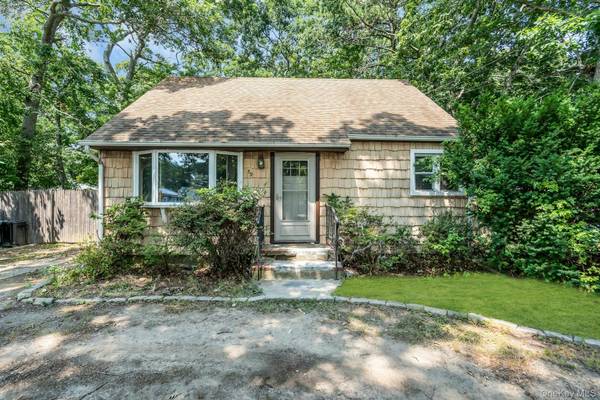 59 Probst DR, Shirley, NY 11967