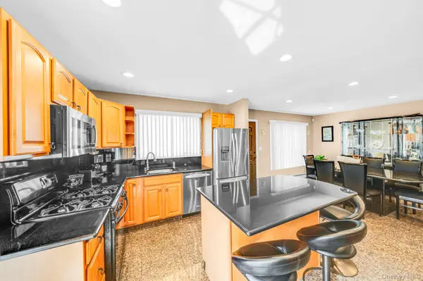 110 Bert AVE, Westbury, NY 11590