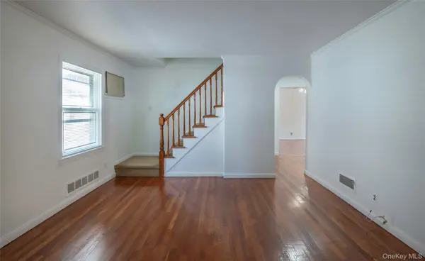 82-53 266th ST, Floral Park, NY 11004