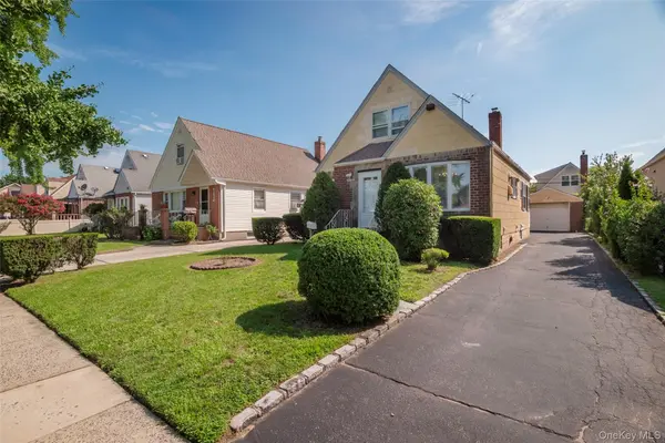 82-53 266th ST, Floral Park, NY 11004