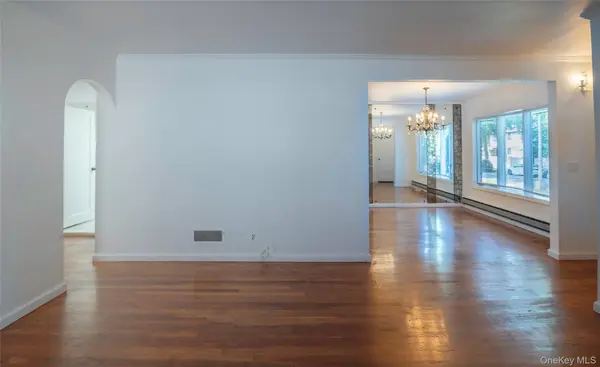 82-53 266th ST, Floral Park, NY 11004