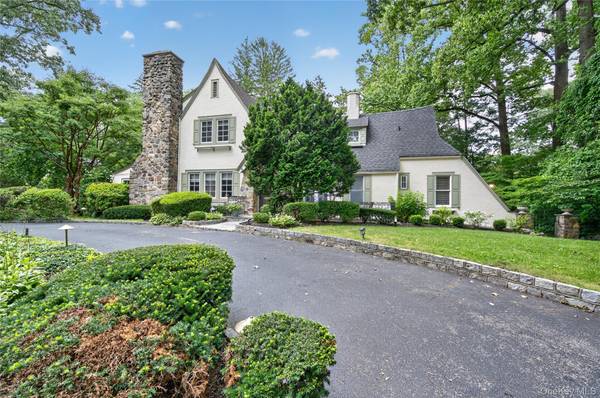 45 Cedar DR, Great Neck, NY 11021