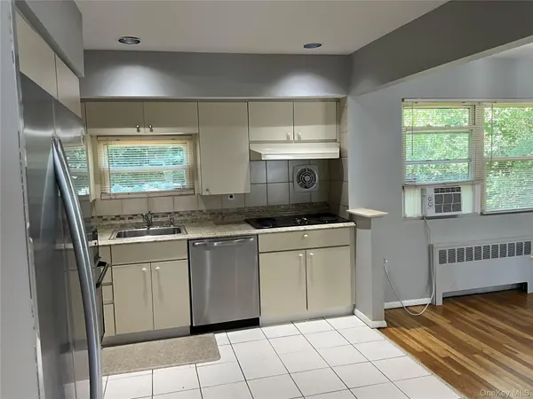 195 Central Park RD, Plainview, NY 11803