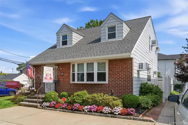 24 Broadmoor LN, Westbury, NY 11590