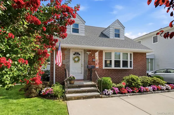 24 Broadmoor LN, Westbury, NY 11590