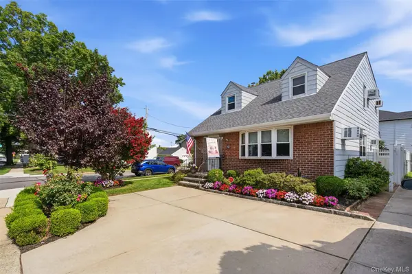 24 Broadmoor LN, Westbury, NY 11590