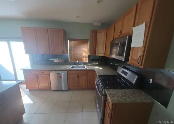 20 Laurel RD, Lindenhurst, NY 11757