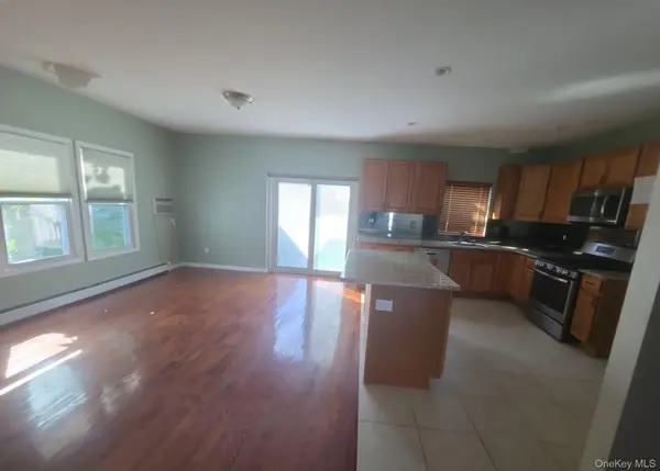 20 Laurel RD, Lindenhurst, NY 11757