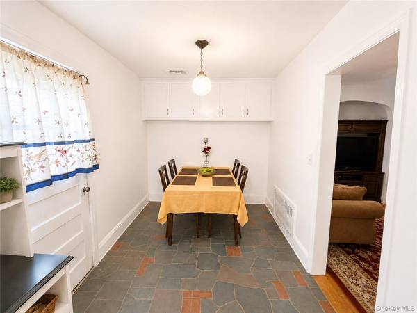 325 W Valley Stream BLVD, Valley Stream, NY 11580
