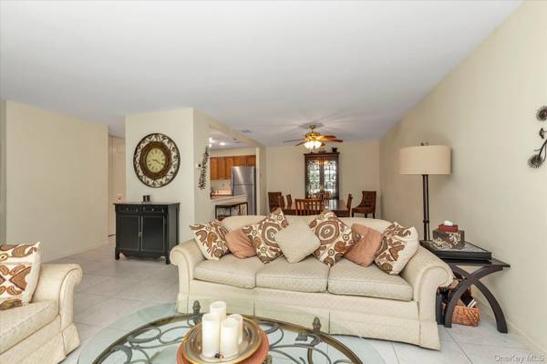 39 Spring HOLW, Roslyn, NY 11576