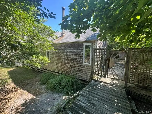 86 Gerard WALK, Cherry Grove, NY 11782