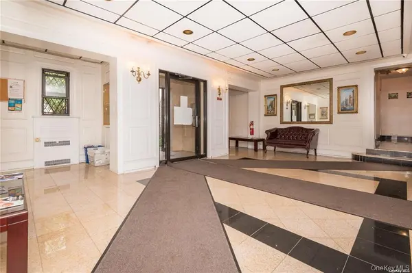 7 Bond ST #3B, Great Neck, NY 11021