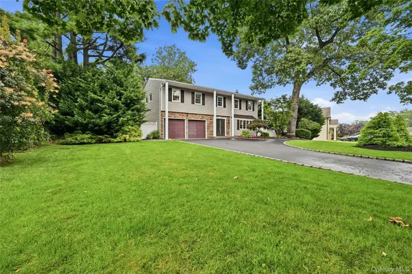 54 Twin Oaks DR, Kings Park, NY 11754