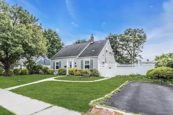 34 Vista LN, Levittown, NY 11756