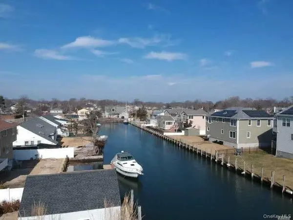 370 Clocks BLVD, Massapequa, NY 11758