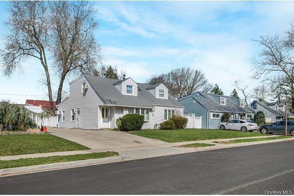 758 Wyngate DR, Valley Stream, NY 11580