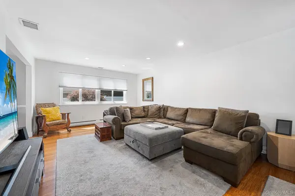 11 Pimlico DR, Commack, NY 11725