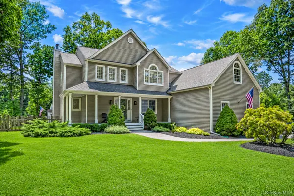 15 Cedar LN, East Patchogue, NY 11772