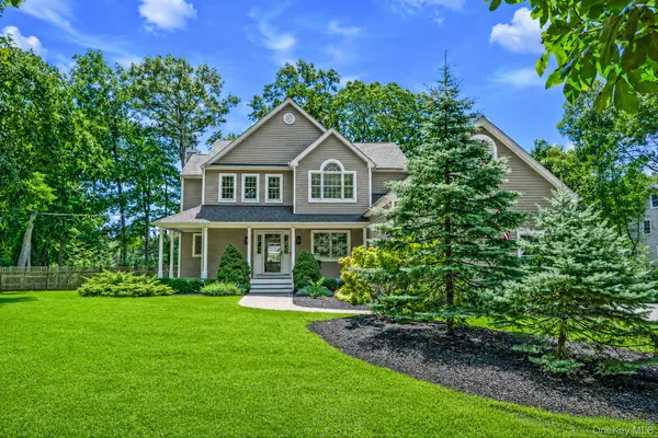 15 Cedar LN, East Patchogue, NY 11772