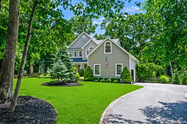 15 Cedar LN, East Patchogue, NY 11772