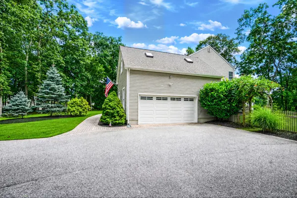 15 Cedar LN, East Patchogue, NY 11772