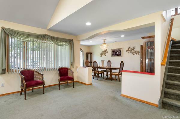 3848 Cordwood LN, Seaford, NY 11783