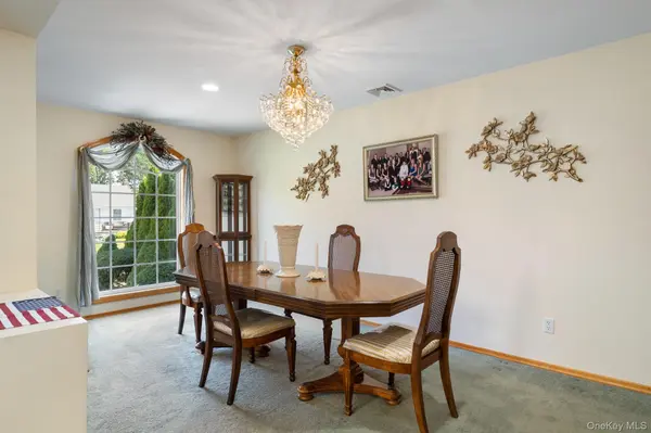 3848 Cordwood LN, Seaford, NY 11783