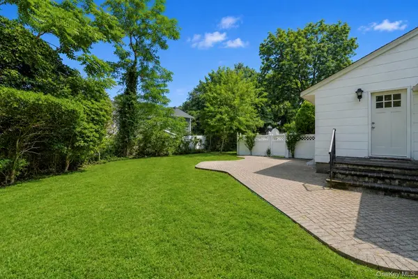 1 Dale LN, Smithtown, NY 11787