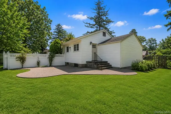 1 Dale LN, Smithtown, NY 11787