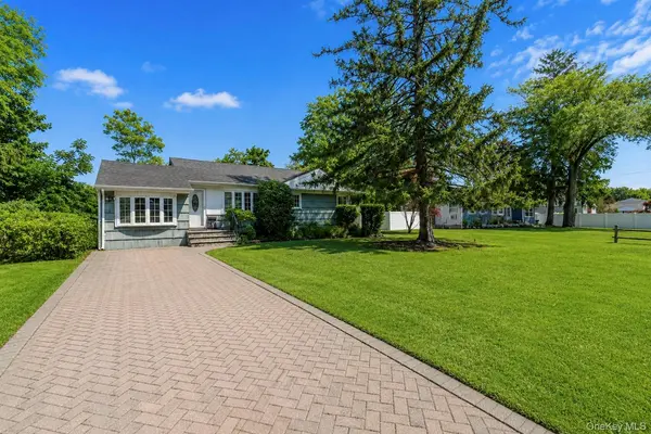 1 Dale LN, Smithtown, NY 11787