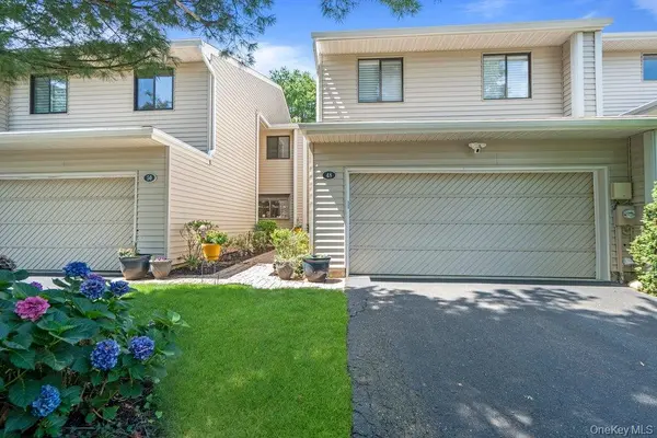 48 Chestnut LN, Woodbury, NY 11797