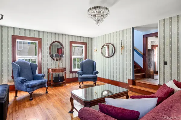 22 Ketewamoke AVE, Babylon, NY 11702