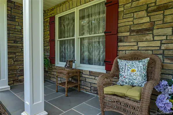 14 Breeze Hill RD, Northport, NY 11768