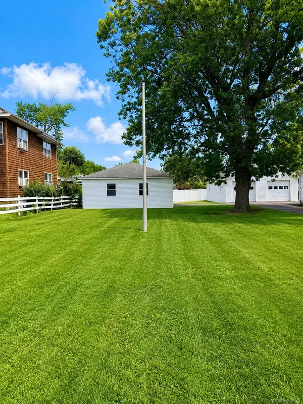 39 Cleveland ST, Patchogue, NY 11772