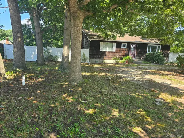 5 Gores DR, Mastic, NY 11950