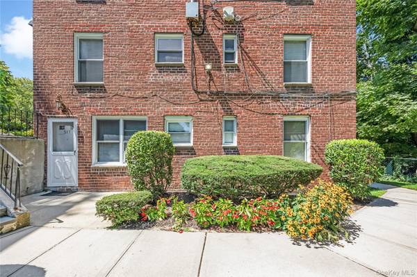 51 Edwards ST #T, Roslyn Heights, NY 11577