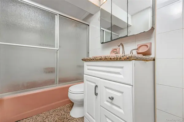 51 Edwards ST #T, Roslyn Heights, NY 11577