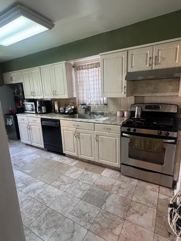 20905 Hollis AVE, Queens Village, NY 11429