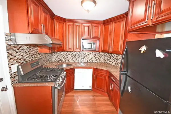 1047 N 7th ST #Whole House, North New Hyde Park, NY 11040
