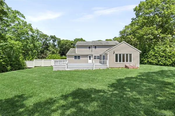 39 Sherwood RD, Hampton Bays, NY 11946