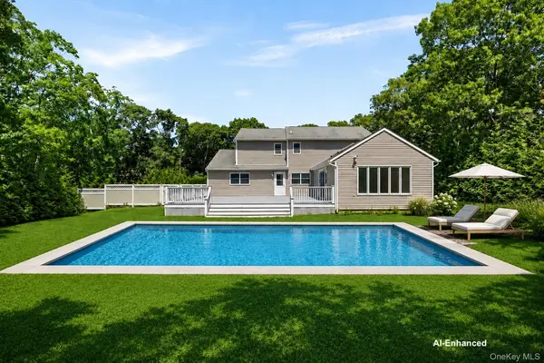 39 Sherwood RD, Hampton Bays, NY 11946