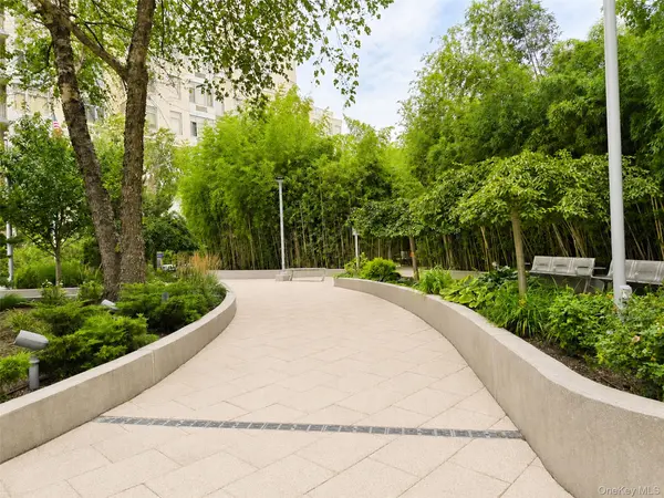 4022 College Point BLVD #9P, Flushing, NY 11354