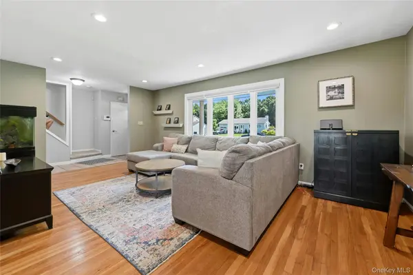 53 Rensselaer DR, Commack, NY 11725