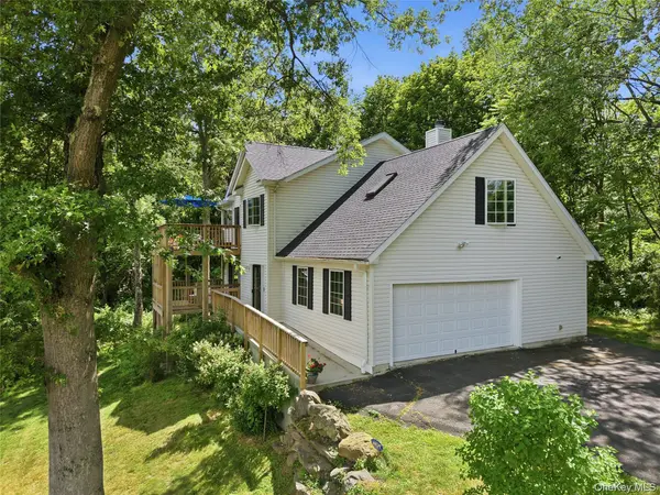 15 Meadow DR, Red Hook, NY 12571