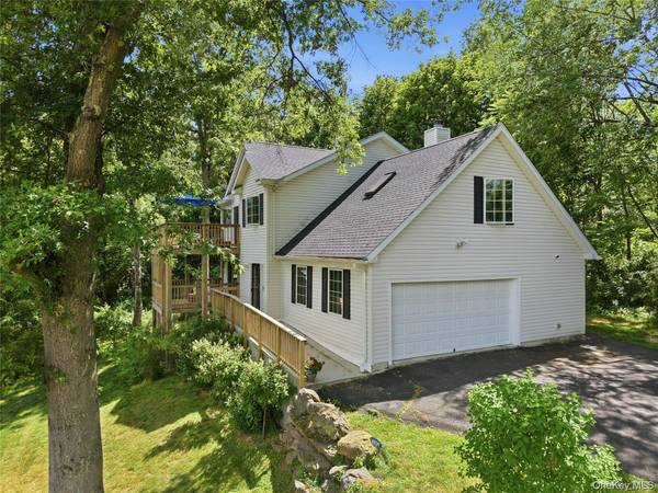 15 Meadow DR, Red Hook, NY 12571
